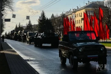 Фото: В центре Кемерова проехала военная техника 4