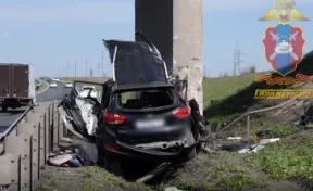 Водитель автомобиля скончался после наезда на опору моста на трассе Кемерово — Новокузнецк