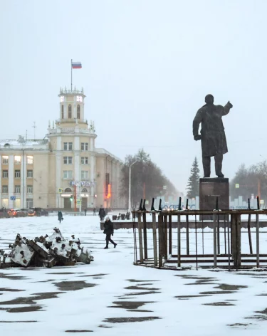 Власти Кемерова рассказали, когда завершится установка ели на площади Советов