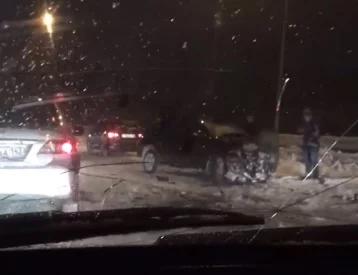 Фото: Последствия серьёзного ДТП в Кемерове на Лесополянском шоссе попали на видео 1