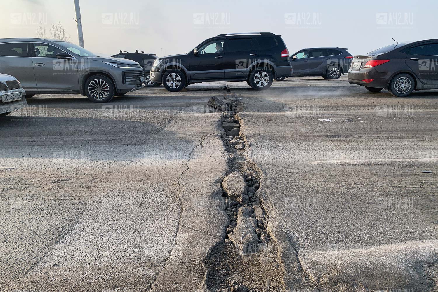 Власти Кемерова объяснили трещину на Кузбасском мосту перепадом температур
