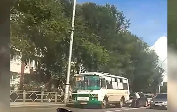 Фото: В Кемерове на Октябрьском проспекте столкнулись маршрутка и легковой автомобиль 1