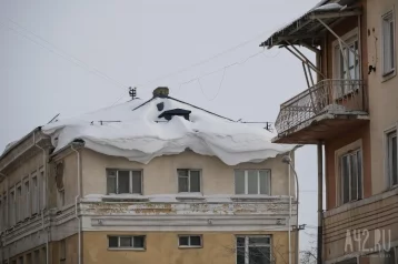 Фото: В Кемерове несколько организаций лишились вывесок из-за очистки крыши от снега 1