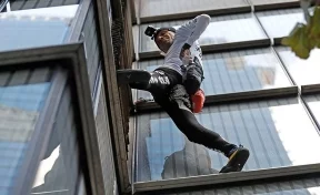 «Человек‐паук» Ален Робер забрался на 230-метровый небоскрёб 