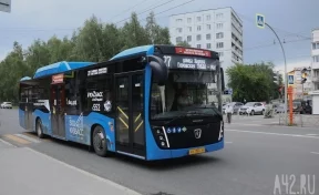 «С ветерком»: кемеровчане обсуждают автобус с щелью в дверях