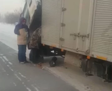 Фото: В Кузбассе полицейские помогли замерзающему водителю грузовика 1