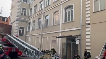 Фото: В Москве загорелся бизнес-центр. Есть пострадавшие  1