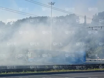 Фото: В Кемерове на Кузнецком мосту на ходу загорелся автобус 2