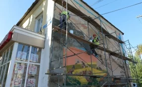 В Кемерове «перерисуют» портрет Ивана Черняховского на проспекте Ленина: мурал обветшал за 5 лет