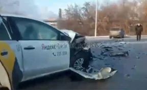 Три человека пострадали в ДТП с автомобилем такси в Кемерове