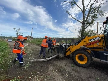Фото: Власти опубликовали фото восстановительных работ в разрушенной ураганом деревне в Кузбассе 3
