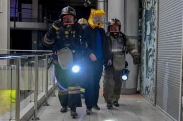 Фото: В Новокузнецке 50 пожарных «тушили» торговый центр  1
