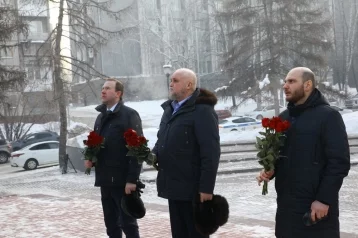 Фото: Сергей Цивилёв возложил цветы к памятнику воинам-интернационалистам в Кемерове 1