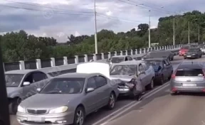 «Встали паровозиком»: массовое ДТП на мосту в Новокузнецке попало на видео