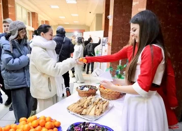 Фото: В Кузбассе студентов накормили мандаринами по случаю Татьяниного дня 1