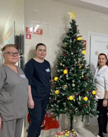 Пациент нарядил и подарил ёлку работникам кемеровской больницы  