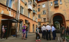Жителям одного подъезда треснувшего дома в Кемерове разрешили вернуться в квартиры