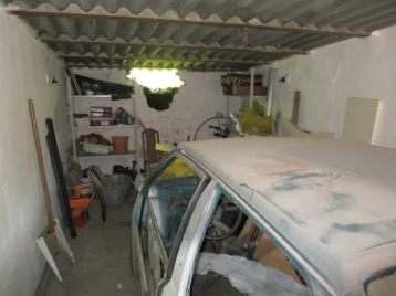 Фото: В Кемерове преступник проломил стену в гараже и выкрал имущества на 130 тысяч рублей 1