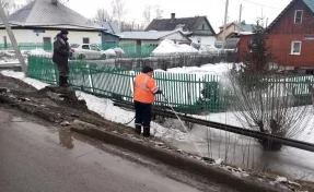 В Кемерове коммунальщики ведут работы на улицах, которые затопила река
