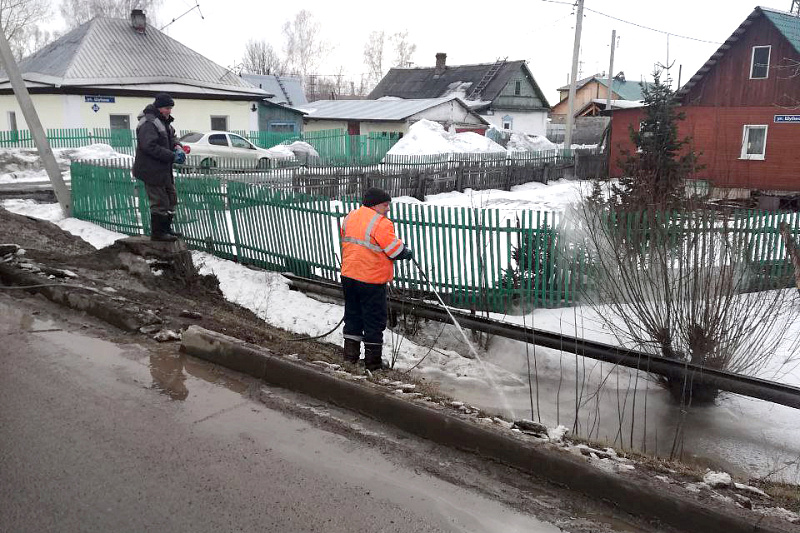 В Кемерове коммунальщики ведут работы на улицах, которые затопила река