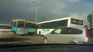 Фото: В Кемерове столкнулись автобус и трамвай 1