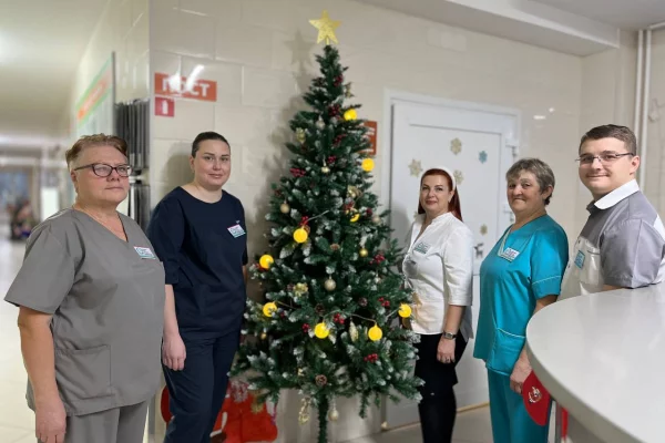 Пациент нарядил и подарил ёлку работникам кемеровской больницы  