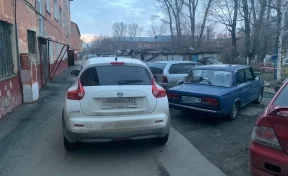 Кемеровчанин заблокировал выезд с парковки и получил штраф из-за фото очевидца