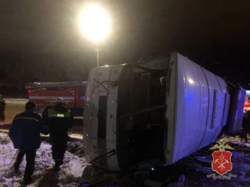 Фото: Грузовик въехал в автобус с пассажирами в Кемерове, погибла женщина 2