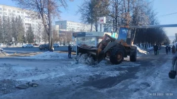 Фото: «Задействован весь арсенал спецтехники»: власти Кемерова сообщили о ходе обработки улиц против гололёда 1