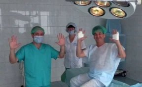 Хирург из Санкт-Петербурга во время поездки в Кемерово спас руки известного детского врача