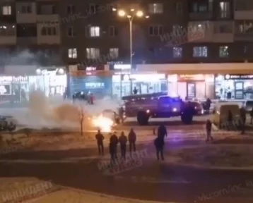 Фото: Появилось видео пожара в автомобиле на Южном в Кемерове 1