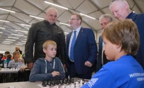 Гроссмейстер Анатолий Карпов посетил шахматный турнир в Новокузнецке