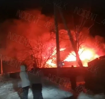 Фото: Пожар в кузбасском городе попал на видео 1