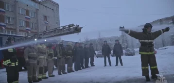 Фото: В Новокузнецке огнеборцы на морозе облили боевого товарища из пожарного шланга  1