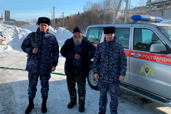 В Кузбассе росгвардейцы помогли водителю заглохшего на переезде автомобиля