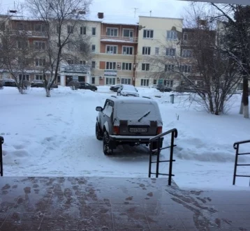Фото: За парковку возле подъезда кемеровского автолюбителя оштрафовали 1