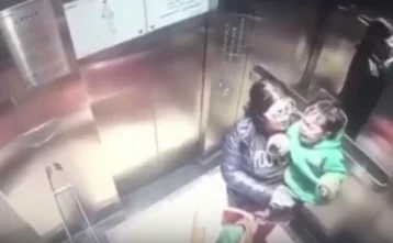 Фото: Избивающая малыша в лифте няня попала на видео 1