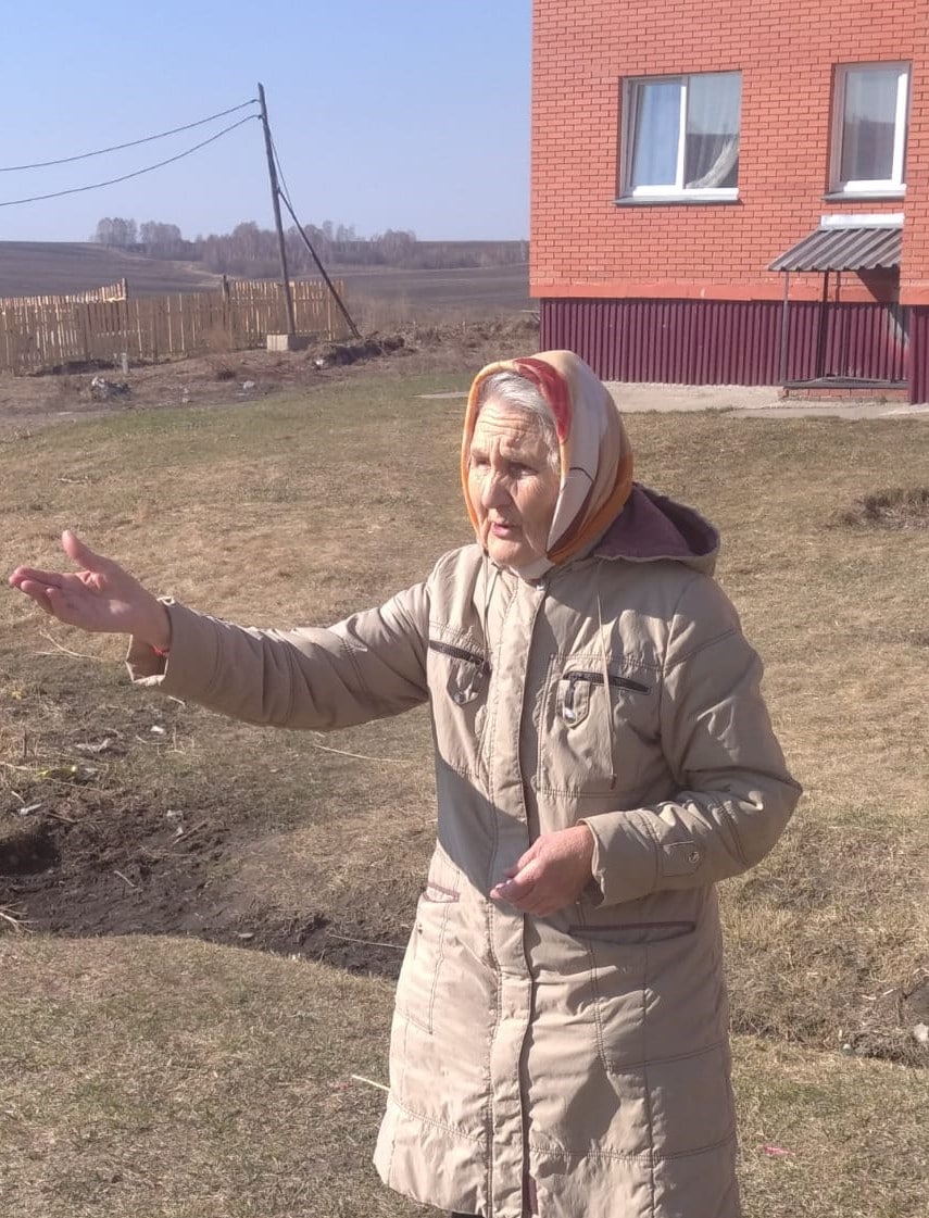 «Согласен, что это подвиг»: мэр Юрги отреагировал сообщения о пожилой женщине, которая в одиночку убирала чужой мусор