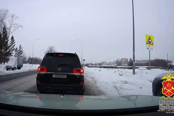 Злостного нарушителя ПДД на Toyota Land Cruiser сдал полиции водитель в Кемерове