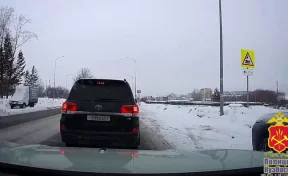 Злостного нарушителя ПДД на Toyota Land Cruiser сдал полиции водитель в Кемерове