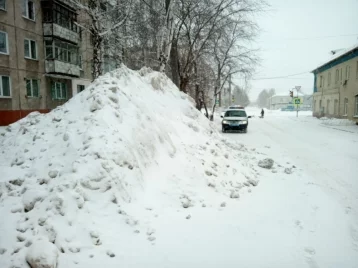 Фото: В Кузбассе инспекторы ГИБДД обнаружили опасную стихийную горку 1