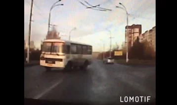Фото: В ГИБДД прокомментировали аварию с опрокинувшейся маршруткой в Кемерове 1