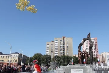 Фото: Перед филармонией в Кемерове открыли светомузыкальный фонтан 7