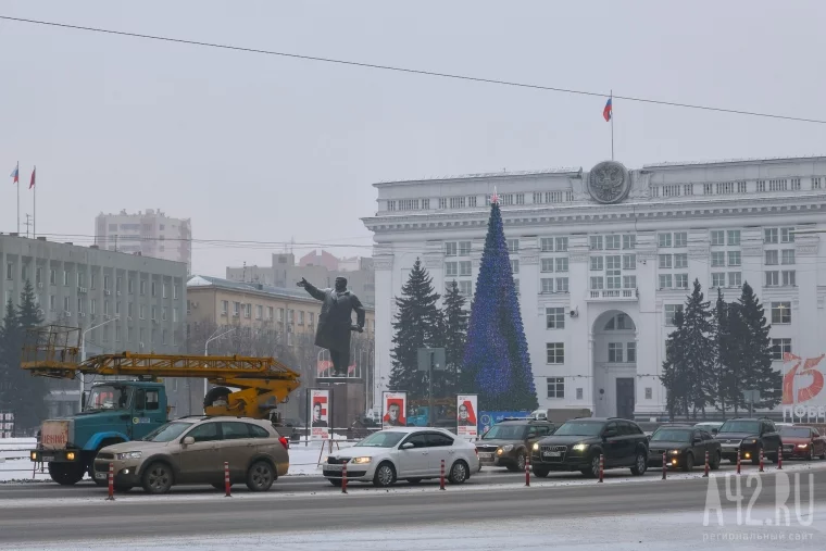Фото: В Кемерове завершается монтаж главной новогодней ели Кузбасса 3