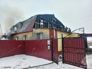 Фото: В Кузбассе загорелся магазин: пожарные спасли из огня 8 человек 1