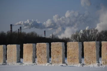 Фото: «Похоже на Стоунхендж»: кемеровчане заметили необычную конструкцию на льду Томи у Кузнецкого моста 1