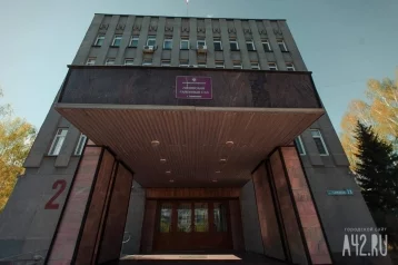 Фото: Кемеровчанин испортил двери здания суда, чтобы показать отношение к судебной системе 1