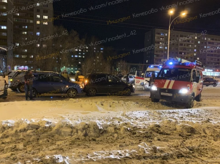 Фото: В Кемерове произошла авария с участием автобуса и легковушек 2