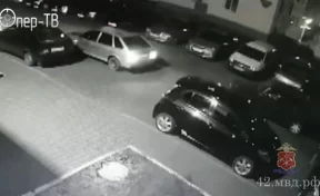 Похищение автомобиля во дворе дома в Кемерове попало на видео