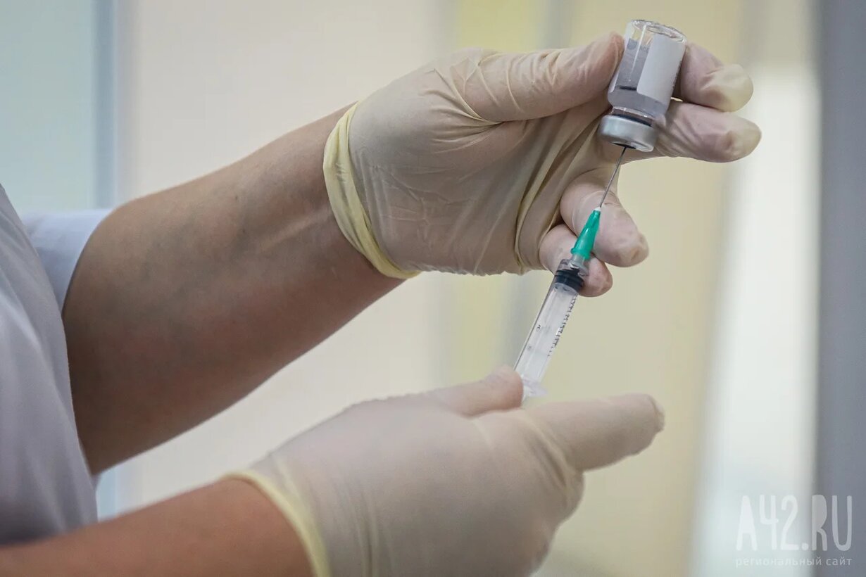 «Один в обмороке, другого трясло»: в Кемерове после прививки школьникам резко стало плохо